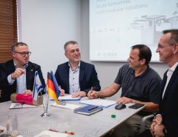 Meeting am Tisch mit vier Personen