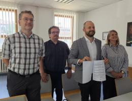 vier Personen mit Vertrag