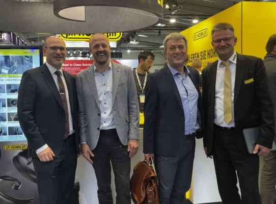 vier Personen auf der Messe