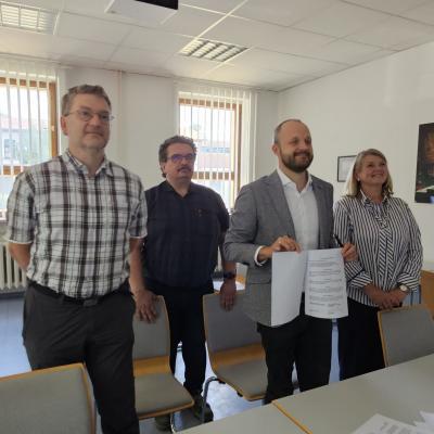 vier Personen mit Vertrag